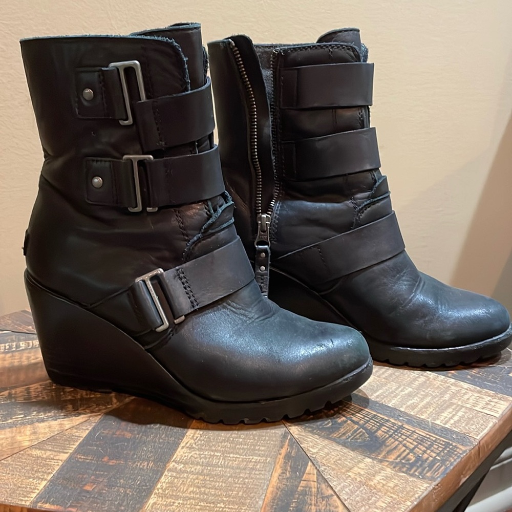 Genuine leather Sorel boots, sz 7.5.  Excellent used condition